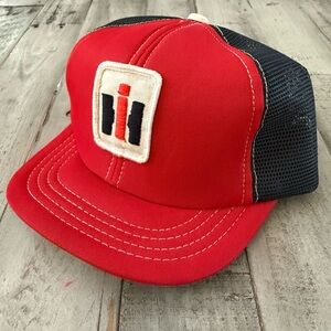 VTG Kids INTERNATIONAL HARVESTER Red and Black Trucker Hat
